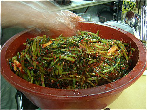 큰대포집 아지메가 손으로 버무려 직접 담그는 열무김치의 맛도 일품이다 